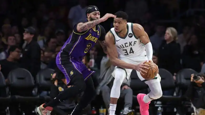 Anthony Davis injured as Lakers defeat Bucks in a close game