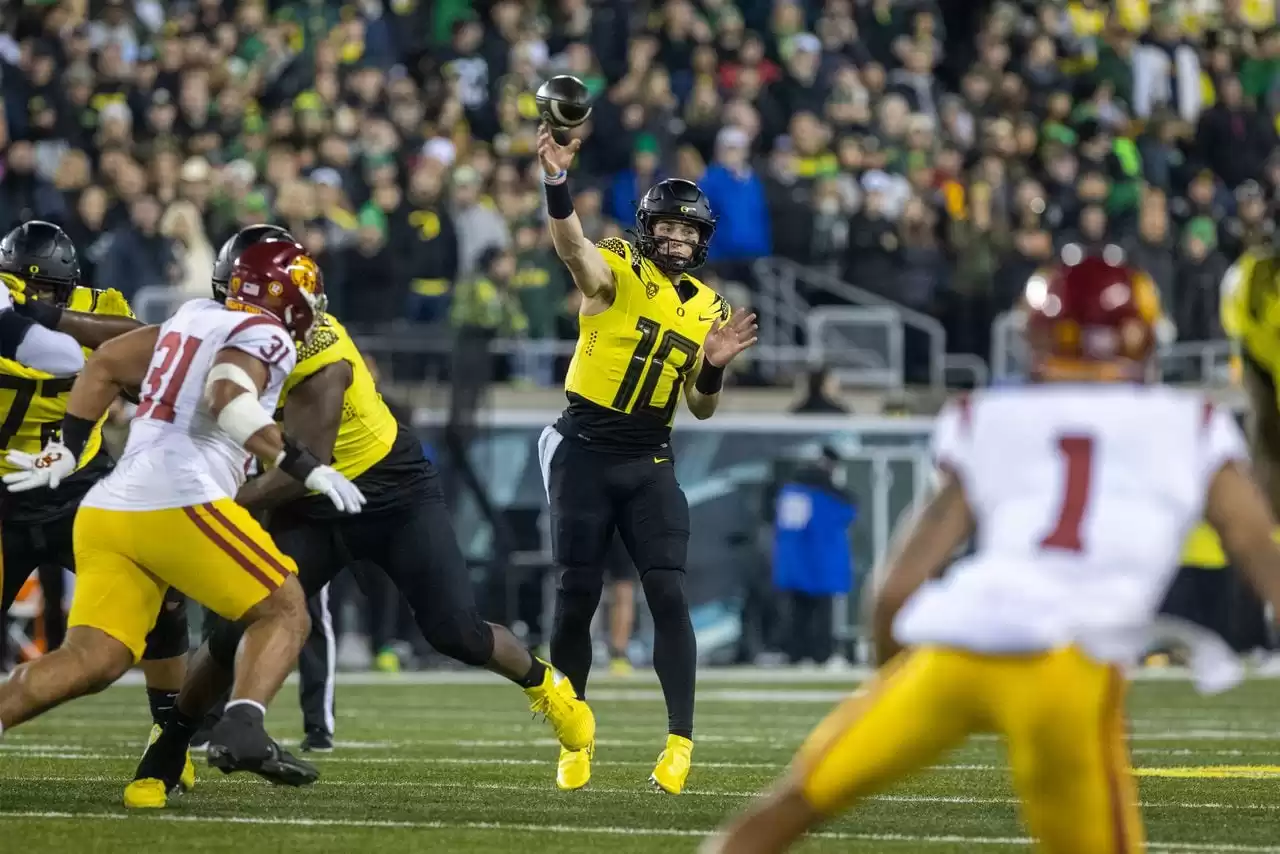Bo Nix throws 412 yards, 4 touchdowns lead No. 6 Oregon football past USC, Caleb Williams
