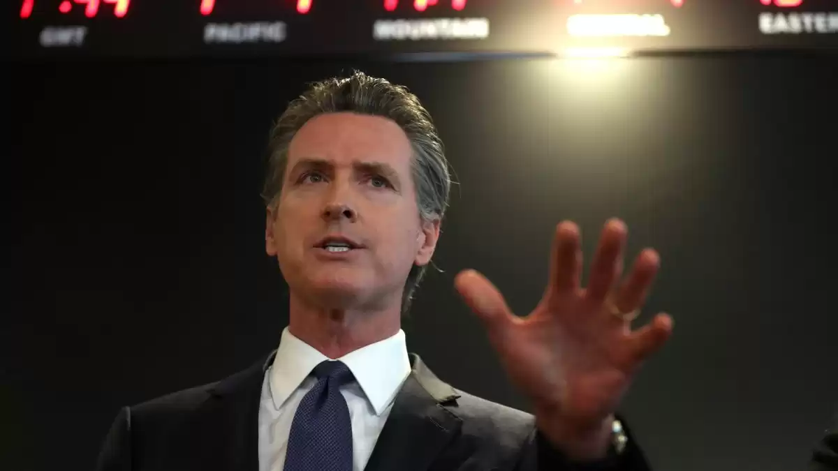 California Governor Gavin Newsom signs law raising minimum wage for fast food workers to $20 per hour