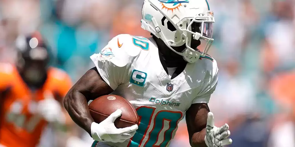 Dolphins Tyreek Hill 54-yard touchdown and stands celebration with fans
