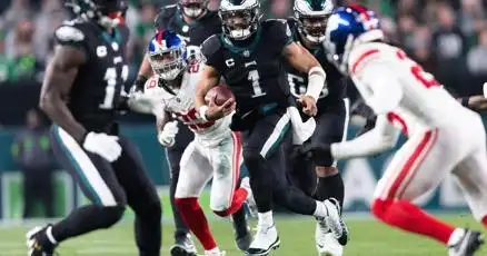 Eagles hold off Giants to take one-game division lead