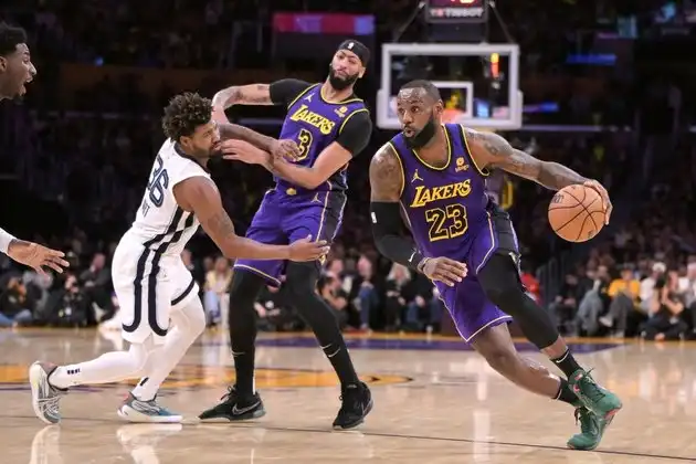 Halting skid, Lakers seek to build momentum against Raptors