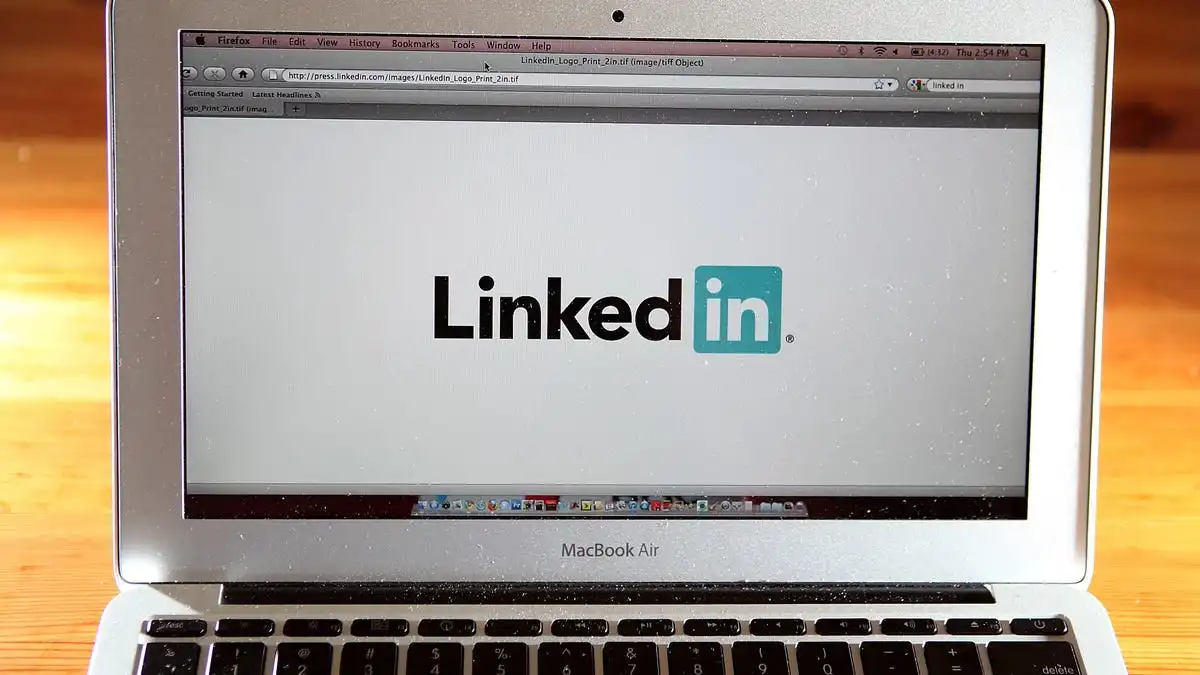 Is LinkedIn experiencing technical difficulties following Facebook and Instagram outage?