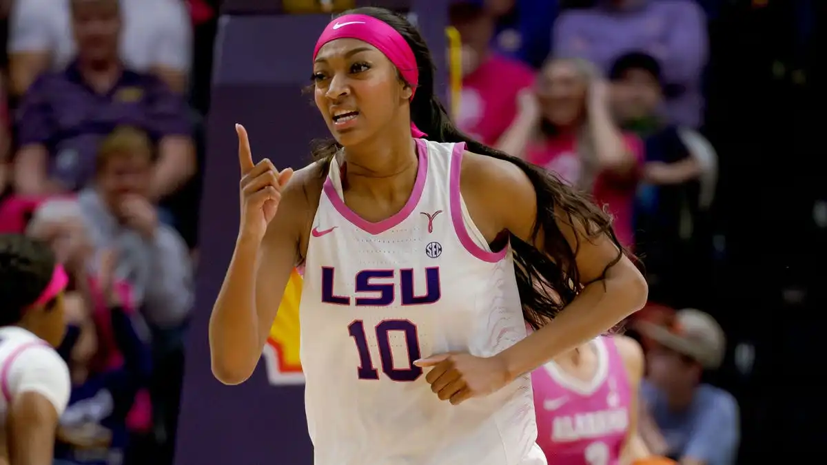 LSU vs South Carolina live updates: Angel Reese arrives in walking boot still playing