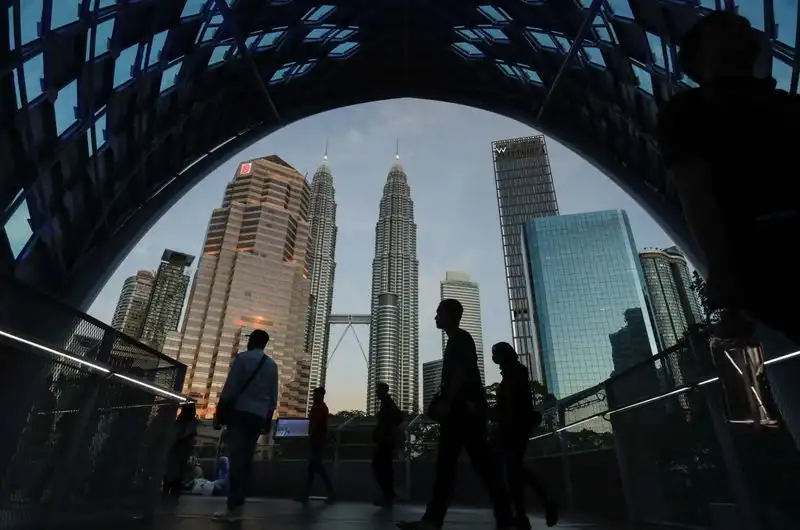 Malaysia economic growth Q4 resilient consumption poll