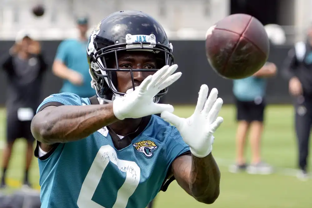 Patriots Calvin Ridley signs four-year deal with Titans