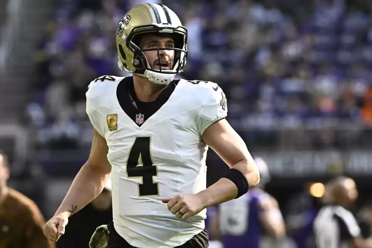 Saints QB Derek Carr ruled out early in loss to Vikings with concussion, shoulder injury