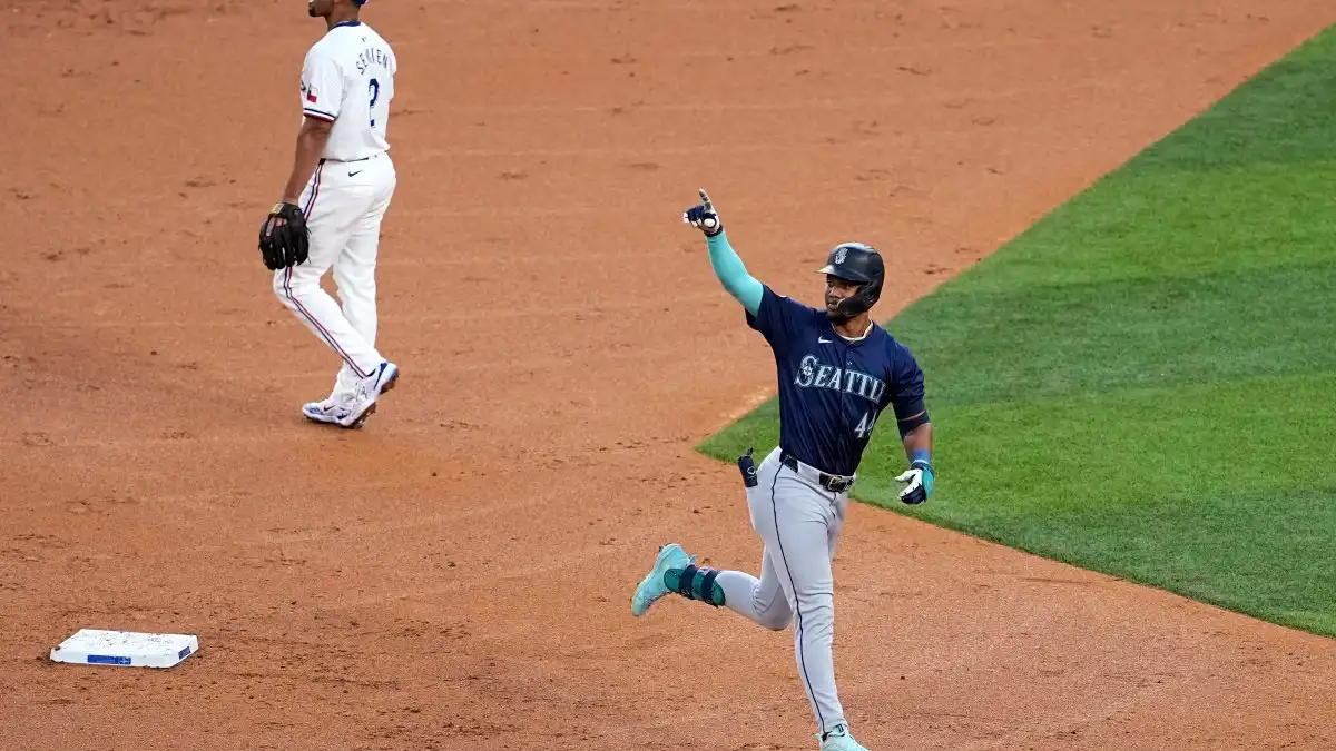 Seattle Mariners defeat Texas Rangers, World Series champions knocked out of first place