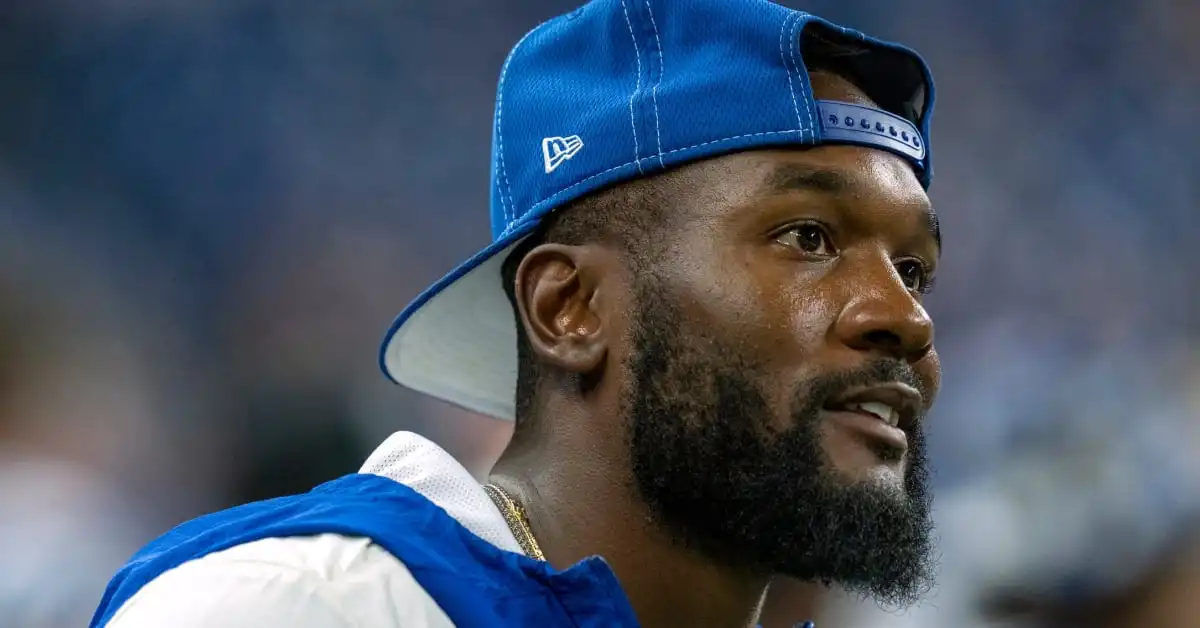 Shaq Leonard shares special moment with Colts fans during Sunday's game vs. Bucs