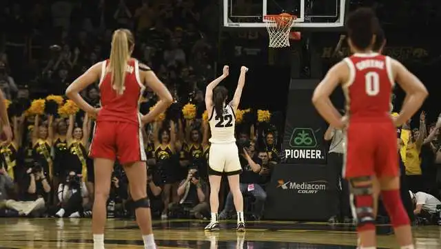 Social media reacts to Iowa basketball star's record-breaking performance