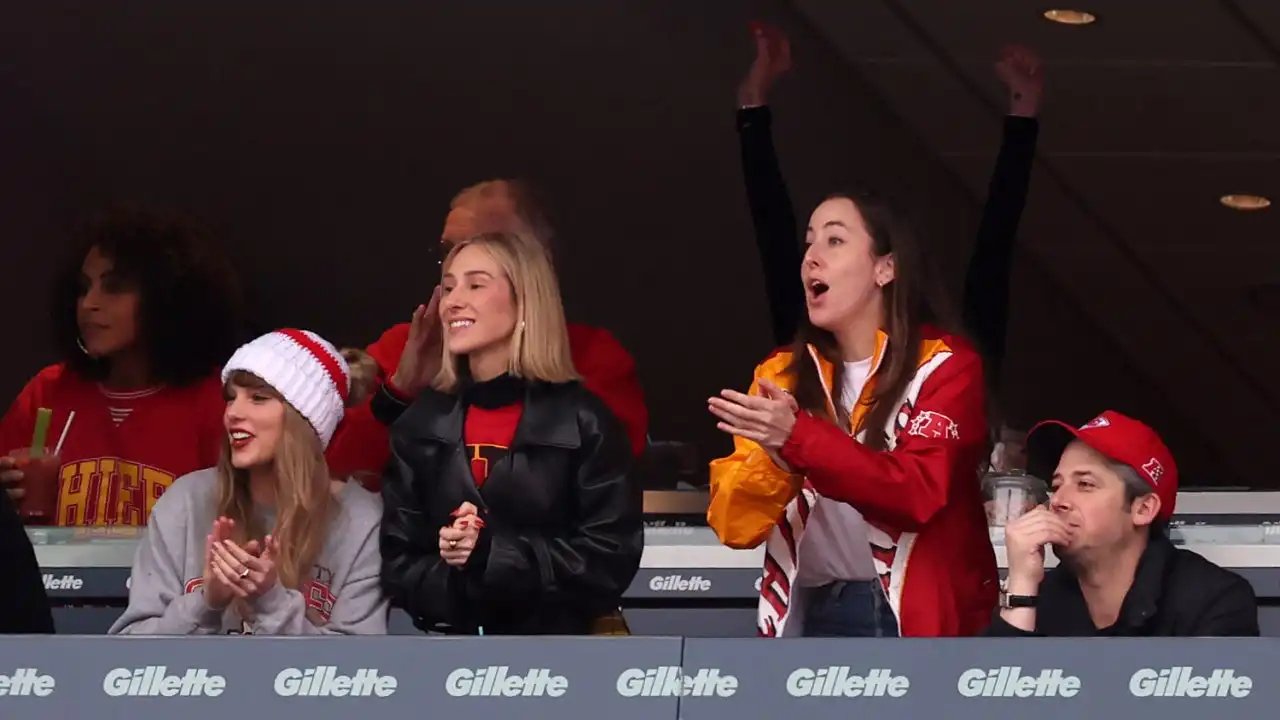 Taylor Swift Cheers on Travis Kelce as Chiefs Face Patriots