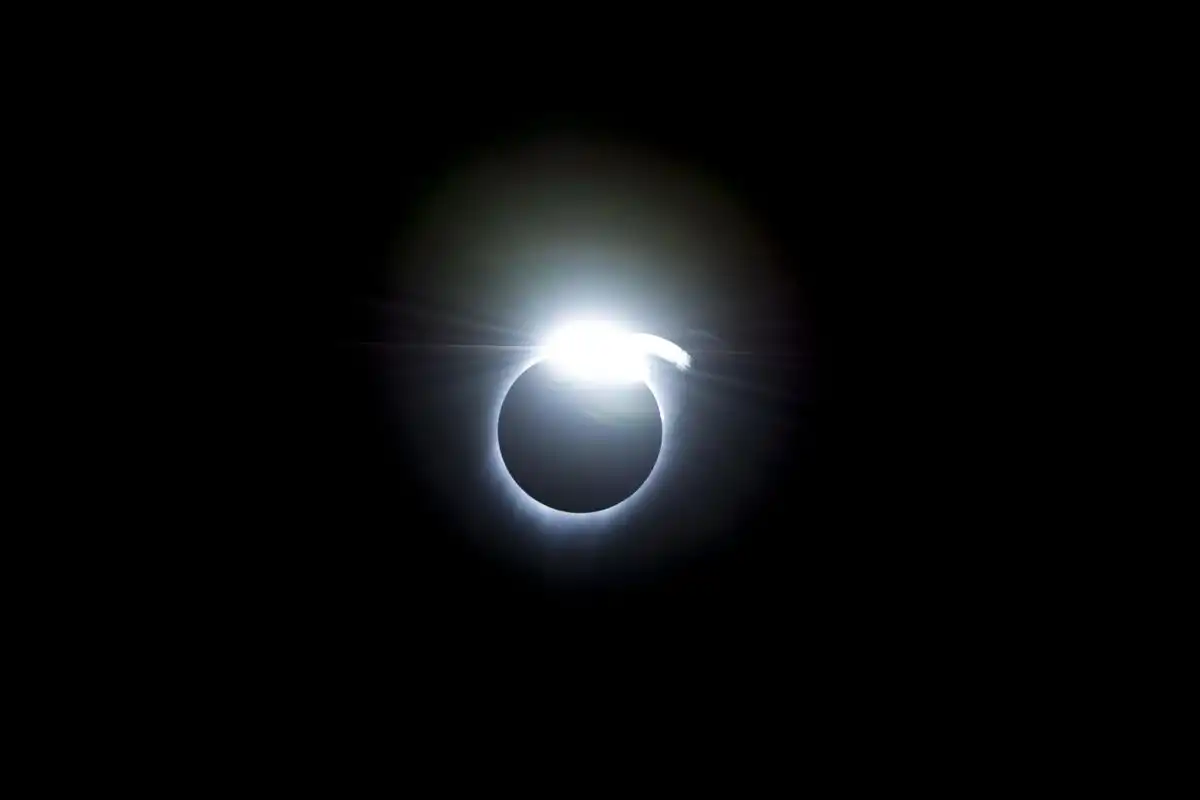 Tips for photographing the eclipse without damaging your phone camera